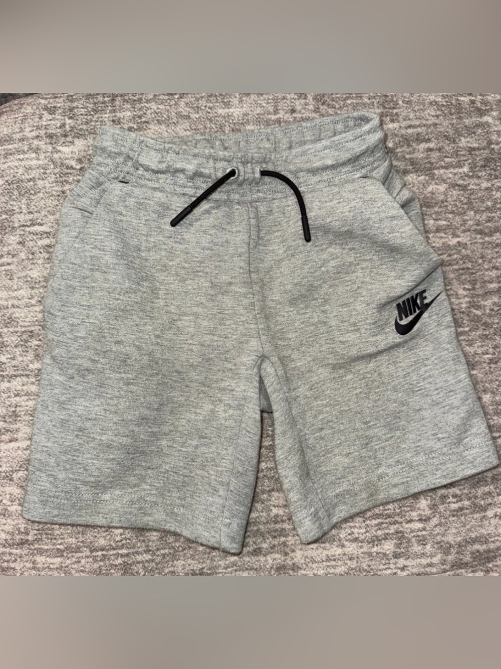 Boys Nike Kids Heather Gray Nike Tech Shorts with Black Drawstring Size M (5/6)